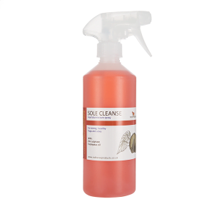 Sole Cleanse spray disinfects the frog and sole to reduce and prevent foul odour and blackening.