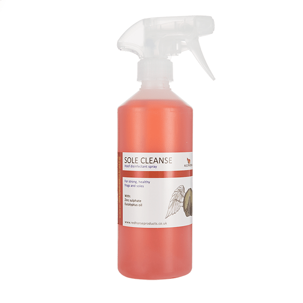 Sole Cleanse spray disinfects the frog and sole to reduce and prevent foul odour and blackening.